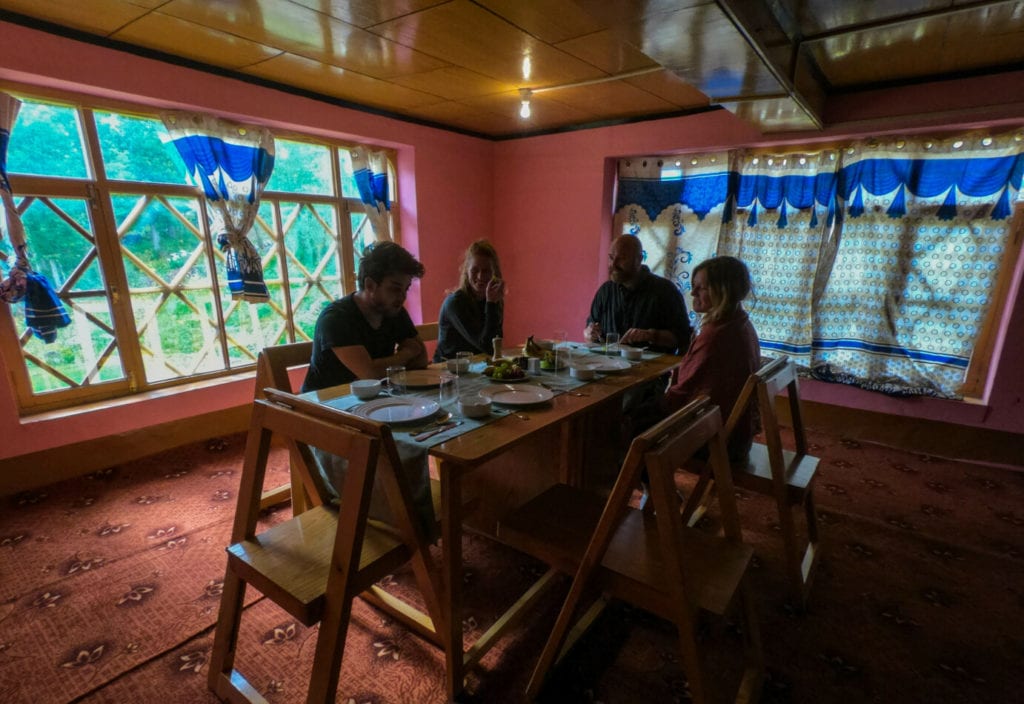 Petit déjeuner au Himalayan Brown Bear Lodge